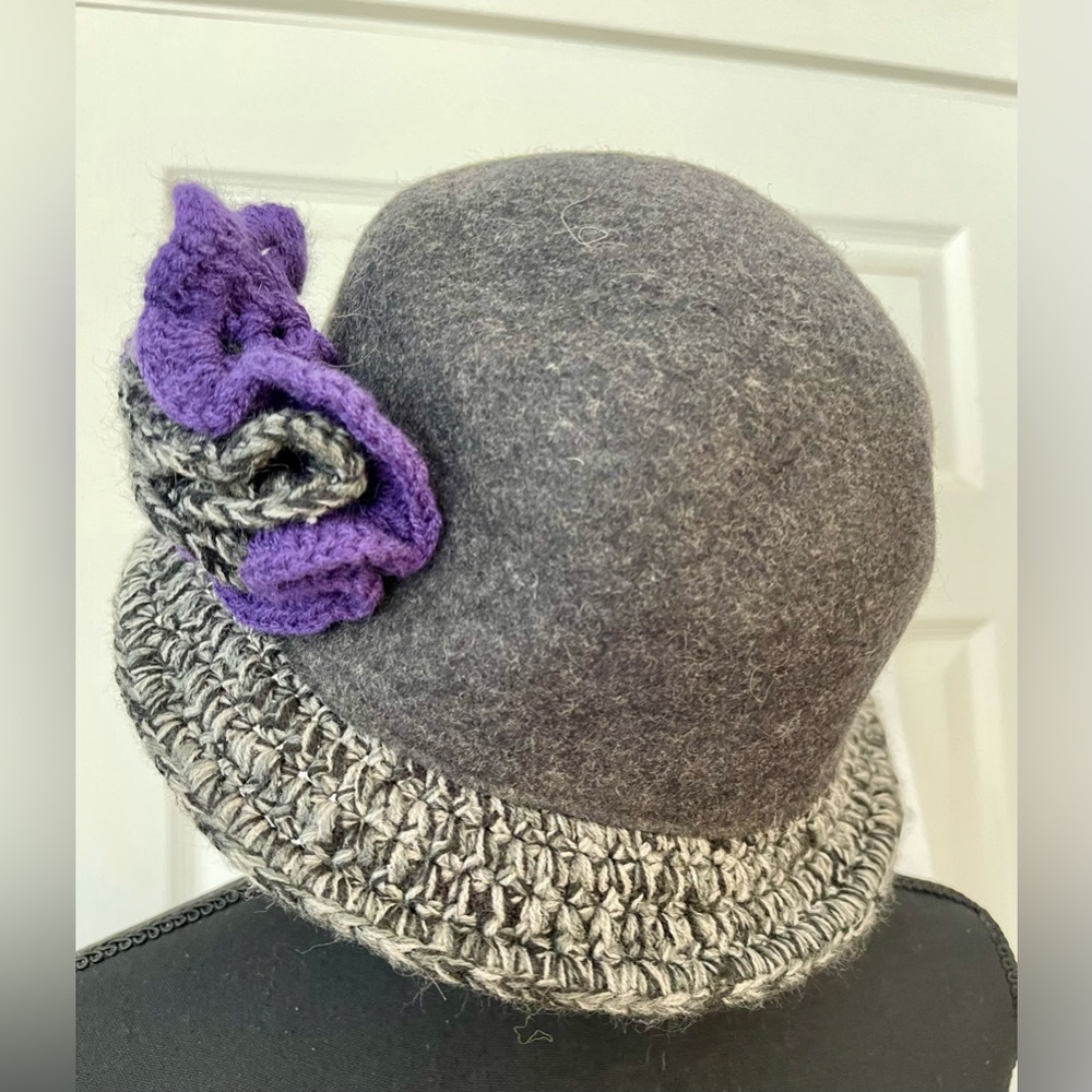 Madison 88 Wool Black & Gray Fedora Cloche Hat w/ purple flower - Picture 5 of 12